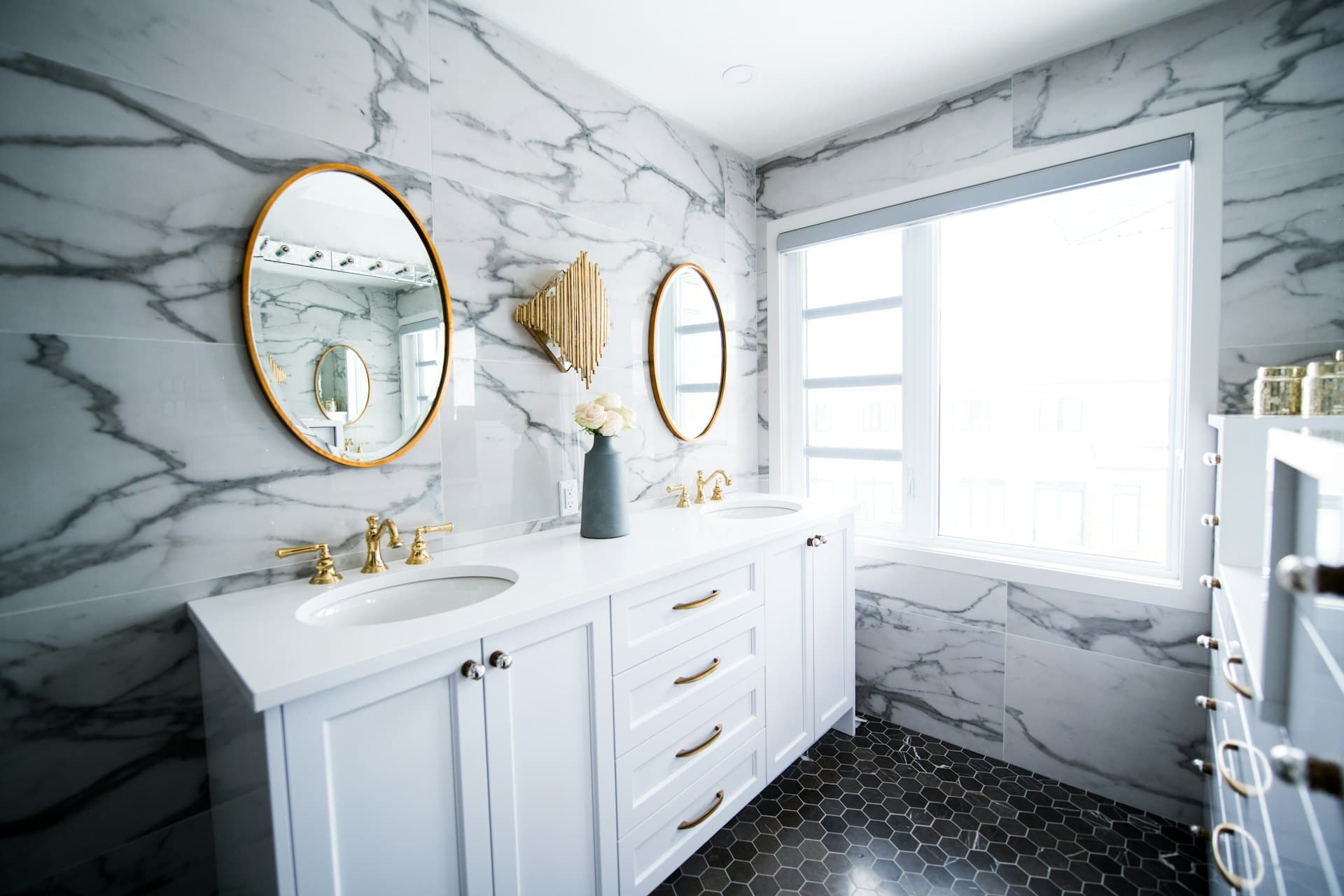 Marble bathroom with hexagon floor tiles
